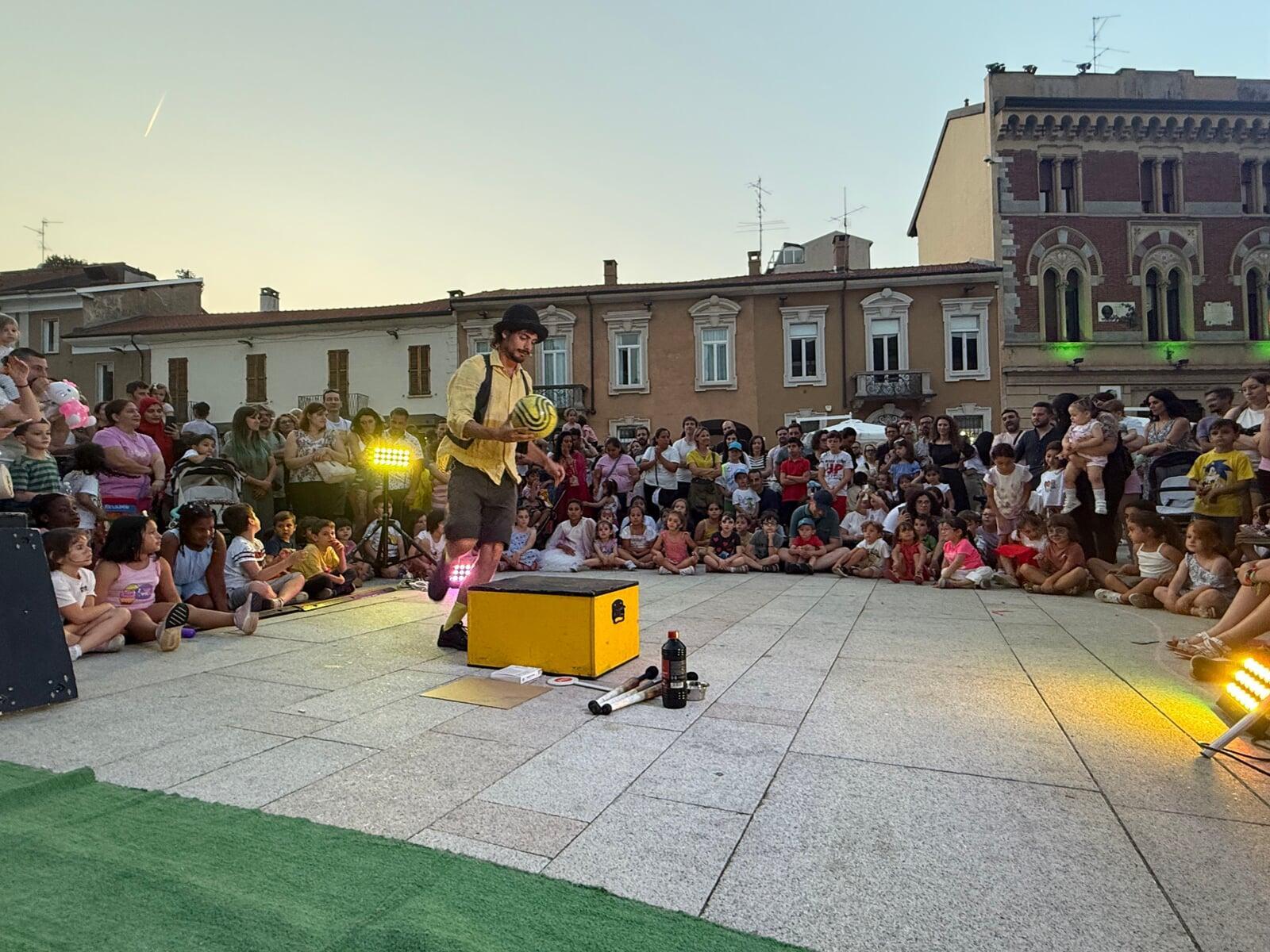 Come abbiamo animato l'evento estivo "La Notte Bianca dei Bambini" con animazione circense e arte di strada
